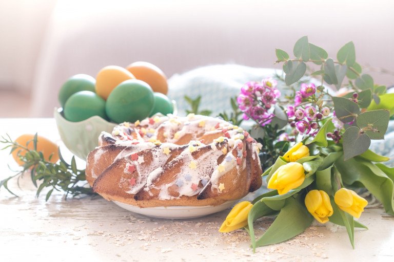 Фото: freepik.ru Still life with Easter cake and colored eggs