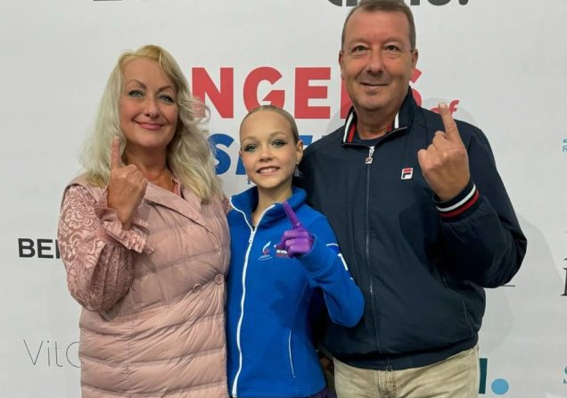 Елена Костылева с родителями, фото: соцсети фигуристки